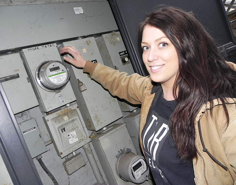 ‘Girl’ electrician shows ‘em how it’s done