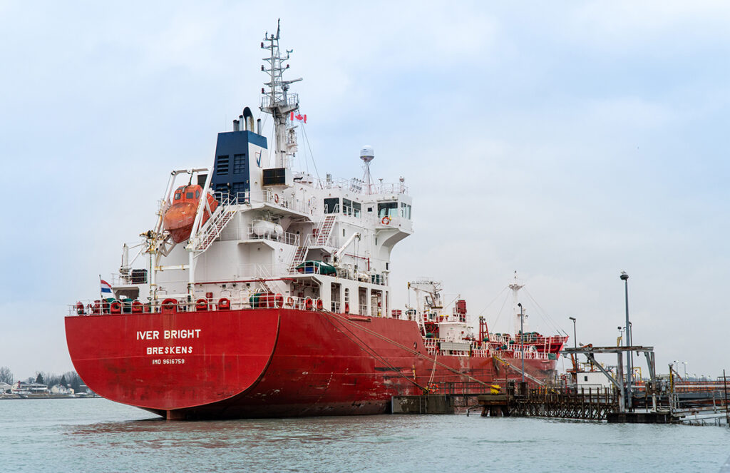 Dutch tanker proves helpful in shipping local asphalt